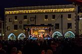 Gemeinsames Singen am Weihnachtsbaum, 3. Adventsonntag 11.12.2016, Foto: Lubor Mrázek