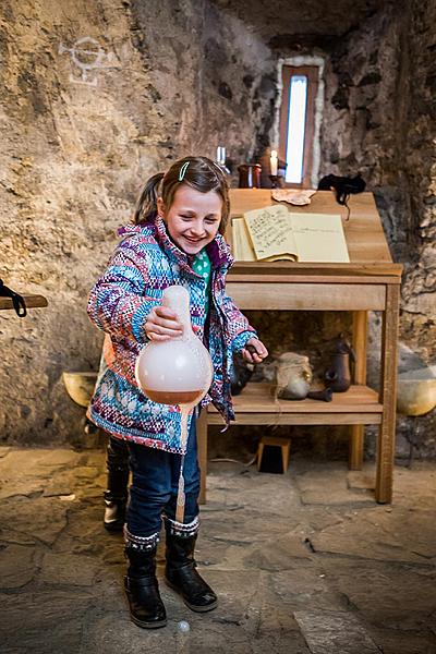 Český Krumlov Monasteries: Craft Workshop and Christmas, Decoration Making, 17.12.2016