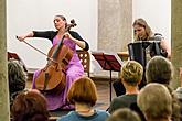 Nokturno s číši vína - Jana Bezpalcová (akordeon), Dominika Weiss Hošková (violoncello), 30.6.2017, Festival komorní hudby Český Krumlov, foto: Lubor Mrázek