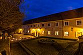 Nocturne with a glass of wine - Jana Bezpalcová (accordion), Dominika Weiss Hošková (cello), 30.6.2017, Chamber Music Festival Český Krumlov, photo by: Lubor Mrázek