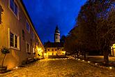 Nocturne with a glass of wine - Jana Bezpalcová (accordion), Dominika Weiss Hošková (cello), 30.6.2017, Chamber Music Festival Český Krumlov, photo by: Lubor Mrázek