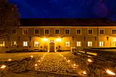 Nocturne with a glass of wine - Jana Bezpalcová (accordion), Dominika Weiss Hošková (cello), 30.6.2017, Chamber Music Festival Český Krumlov, photo by: Lubor Mrázek