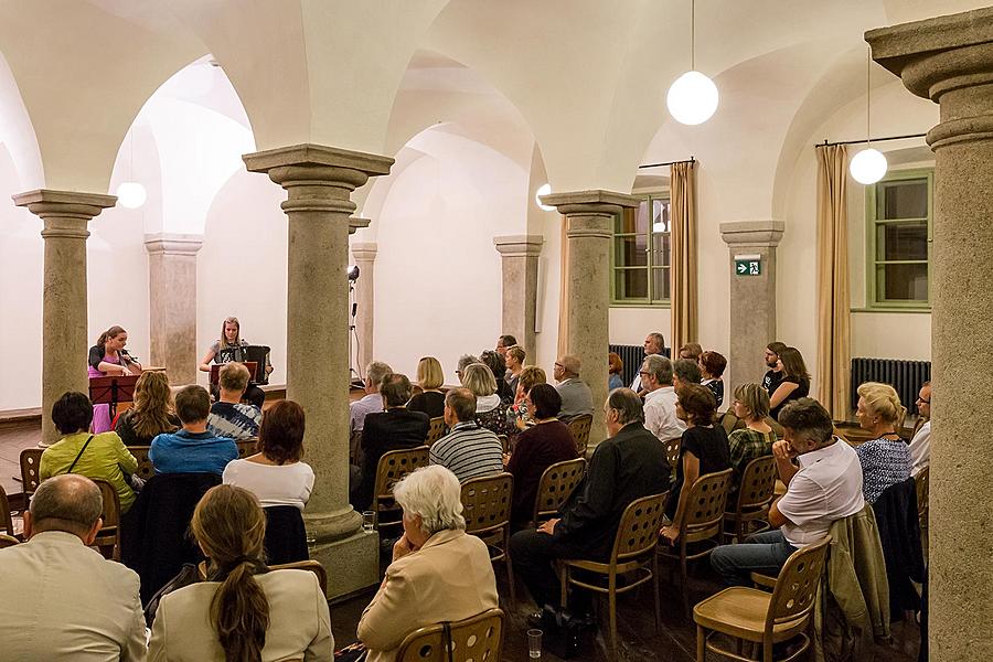 Nokturno mit dem Glas Wein - Jana Bezpalcová (Akkordeon), Dominika Weiss Hošková (Violoncello), 30.6.2017, Kammermusikfestival Český Krumlov