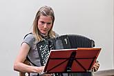 Nocturne with a glass of wine - Jana Bezpalcová (accordion), Dominika Weiss Hošková (cello), 30.6.2017, Chamber Music Festival Český Krumlov, photo by: Lubor Mrázek