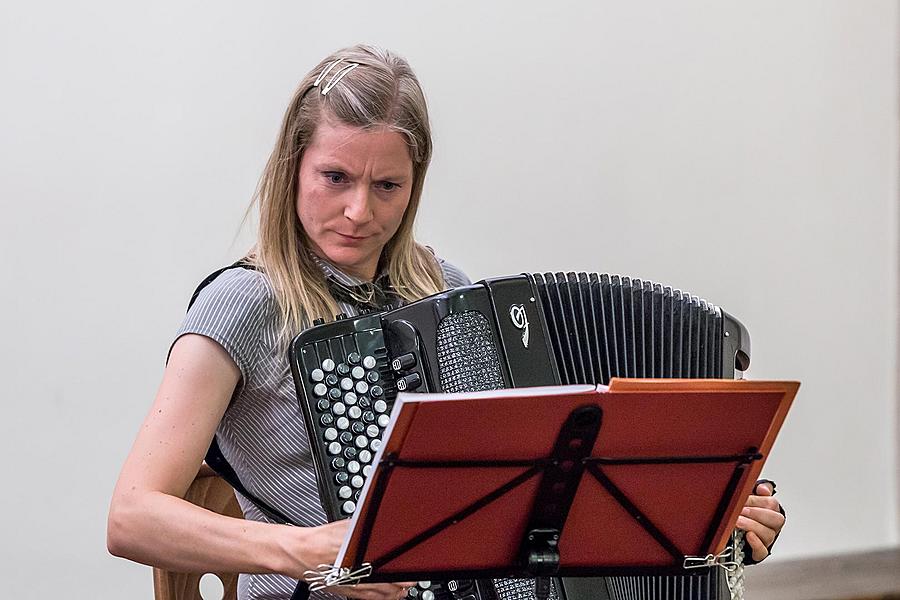 Nocturne with a glass of wine - Jana Bezpalcová (accordion), Dominika Weiss Hošková (cello), 30.6.2017, Chamber Music Festival Český Krumlov