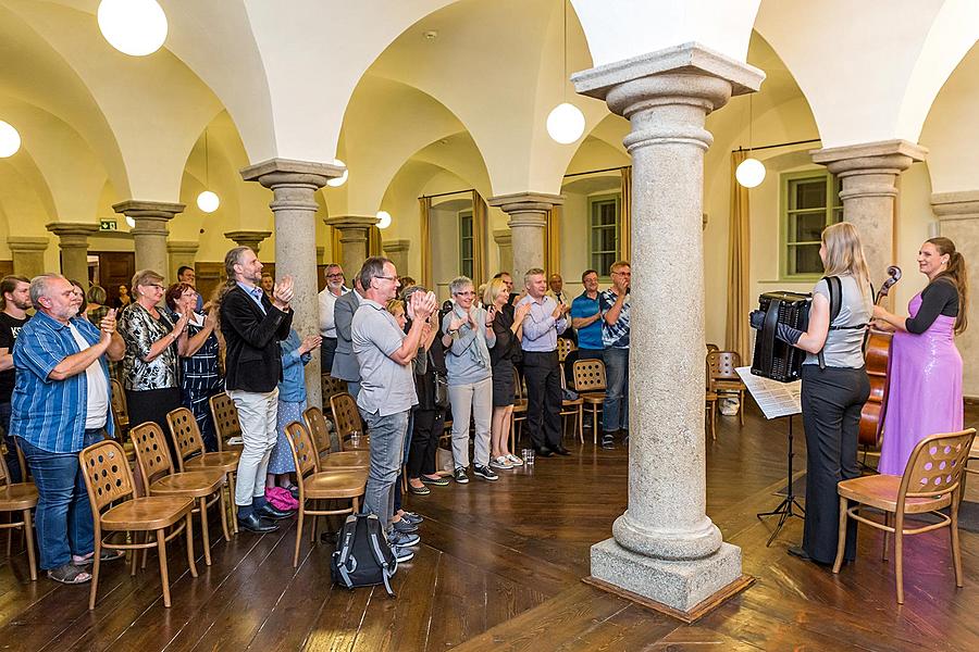 Nocturne with a glass of wine - Jana Bezpalcová (accordion), Dominika Weiss Hošková (cello), 30.6.2017, Chamber Music Festival Český Krumlov