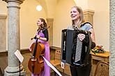 Nokturno s číši vína - Jana Bezpalcová (akordeon), Dominika Weiss Hošková (violoncello), 30.6.2017, Festival komorní hudby Český Krumlov, foto: Lubor Mrázek