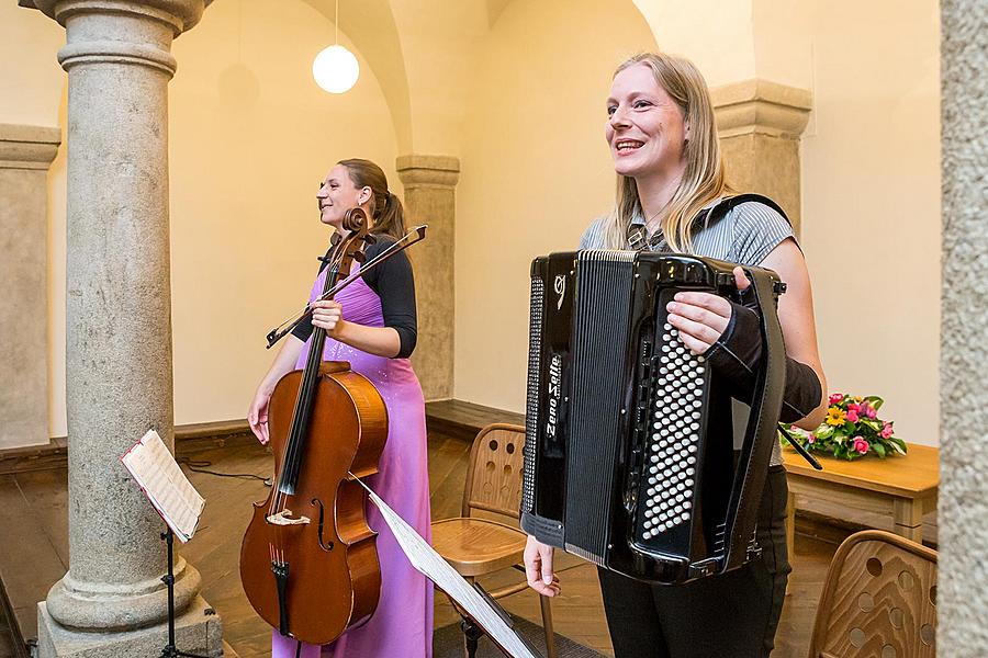 Nokturno mit dem Glas Wein - Jana Bezpalcová (Akkordeon), Dominika Weiss Hošková (Violoncello), 30.6.2017, Kammermusikfestival Český Krumlov