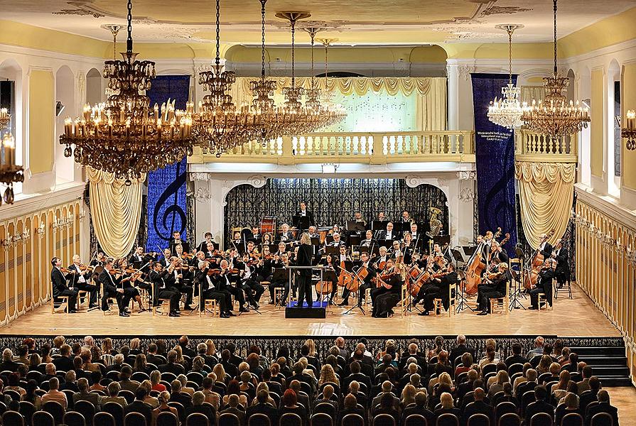 Maria Solozobova /violin/, Prague Radio Symphony Orchestra /the residential orchestra of the IMF ČK/, Conrad Van Alphen /conductor/, 15.7.2017, 26. Internationales Musikfestival Český Krumlov 2017