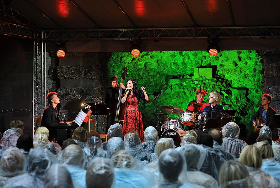 Rendez-vous s Radkou Fišarovou /šansonový večer/, Zahrada Kooperativy, 25.7.2017, 26. Mezinárodní hudební festival Český Krumlov 2017