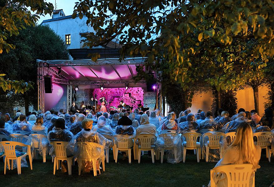 Rendez-vous s Radkou Fišarovou /šansonový večer/, Zahrada Kooperativy, 25.7.2017, 26. Mezinárodní hudební festival Český Krumlov 2017