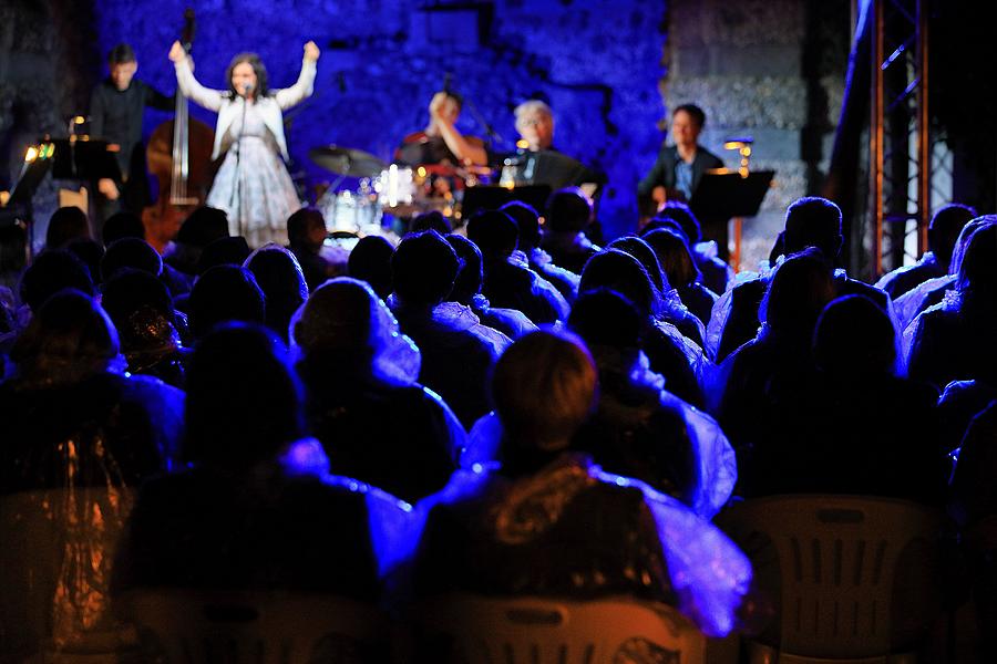 Rendez-vous with Radka Fišarová /Chanson Evening/, Kooperativa Garden, 25.7.2017, 26. Internationales Musikfestival Český Krumlov 2017