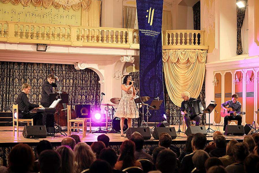 Rendez-vous with Radka Fišarová /Chanson Evening/, Castle Riding Hall, 26.7.2017, 26. Internationales Musikfestival Český Krumlov 2017