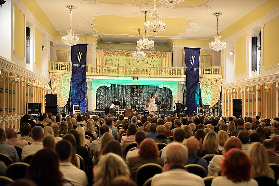 Rendez-vous with Radka Fišarová /Chanson Evening/, Castle Riding Hall, 26.7.2017, 26. Internationales Musikfestival Český Krumlov 2017