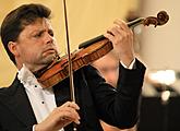 Julian Rachlin /housle, dirigent/ a Sarah McElravy /viola/, Jihočeská filharmonie, 28.7.2017, 26. Mezinárodní hudební festival Český Krumlov 2017, zdroj: Auviex s.r.o., foto: Libor Sváček