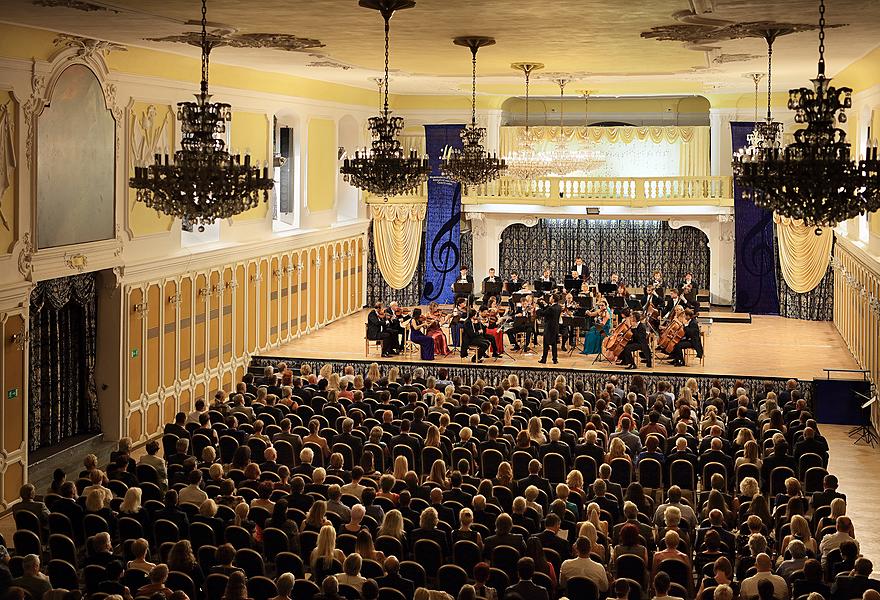 Julian Rachlin /violin, conductor/ and Sarah McElravy /viola/, South Czech Philharmonic, 28.7.2017, 26. Internationales Musikfestival Český Krumlov 2017