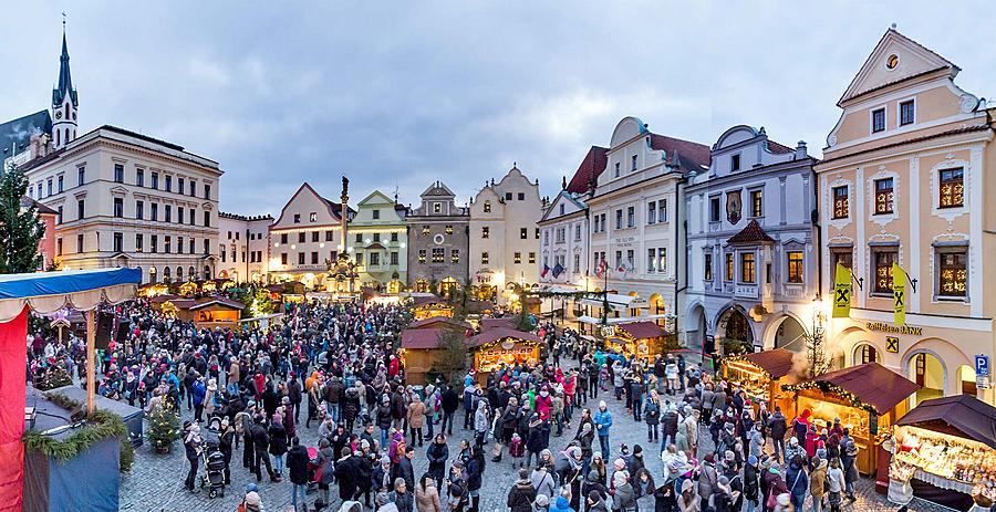 1. adventní neděle - hudebně poetické otevření Adventu spojené s rozsvícením vánočního stromu, Český Krumlov 3.12.2017