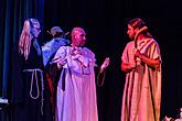 Passing on the Light of Bethlehem, Joint Singing by the Christmas Tree, 3rd Advent Sunday 17.12.2017, photo by: Lubor Mrázek