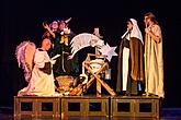 Passing on the Light of Bethlehem, Joint Singing by the Christmas Tree, 3rd Advent Sunday 17.12.2017, photo by: Lubor Mrázek