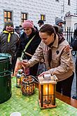 Adventní pohádka v Městském divadle, rozdávání betlémského světla, společné zpívání u vánočního stromu (náměstí Svornosti), 3. adventní neděle 17.12.2017, foto: Lubor Mrázek