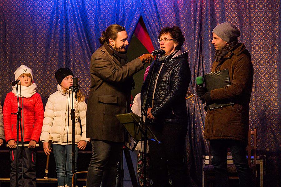 Verteilung des Lichts aus Bethlehem, Gemeinsames Singen am Weihnachtsbaum, 3. Adventssonntag 17.12.2017