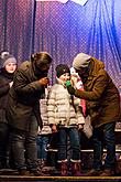 Passing on the Light of Bethlehem, Joint Singing by the Christmas Tree, 3rd Advent Sunday 17.12.2017, photo by: Lubor Mrázek