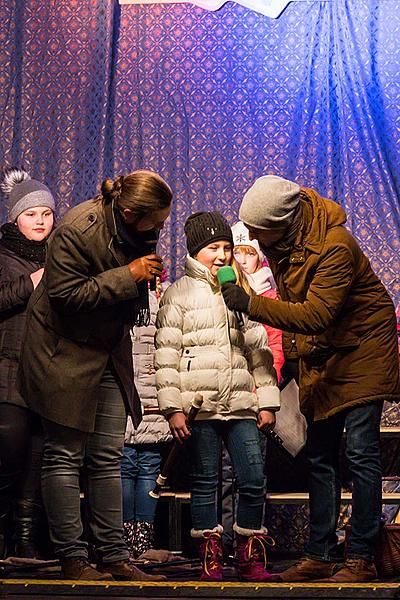 Adventní pohádka v Městském divadle, rozdávání betlémského světla, společné zpívání u vánočního stromu (náměstí Svornosti), 3. adventní neděle 17.12.2017