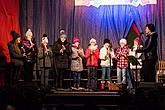 Passing on the Light of Bethlehem, Joint Singing by the Christmas Tree, 3rd Advent Sunday 17.12.2017, photo by: Lubor Mrázek