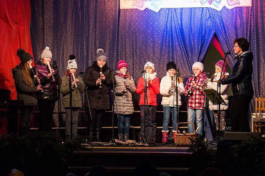 Adventní pohádka v Městském divadle, rozdávání betlémského světla, společné zpívání u vánočního stromu (náměstí Svornosti), 3. adventní neděle 17.12.2017