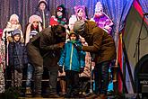 Passing on the Light of Bethlehem, Joint Singing by the Christmas Tree, 3rd Advent Sunday 17.12.2017, photo by: Lubor Mrázek