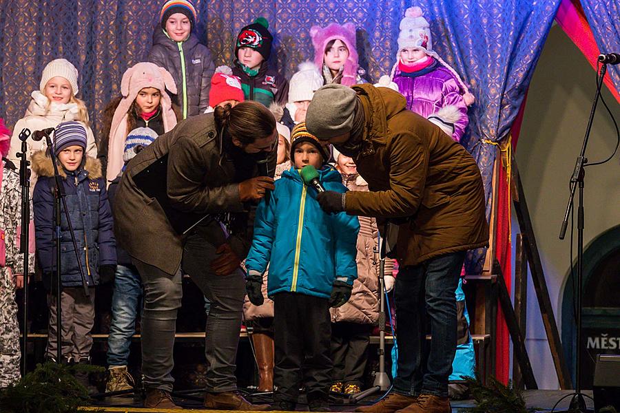 Adventní pohádka v Městském divadle, rozdávání betlémského světla, společné zpívání u vánočního stromu (náměstí Svornosti), 3. adventní neděle 17.12.2017