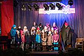 Passing on the Light of Bethlehem, Joint Singing by the Christmas Tree, 3rd Advent Sunday 17.12.2017, photo by: Lubor Mrázek