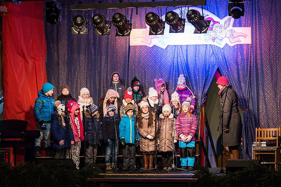 Verteilung des Lichts aus Bethlehem, Gemeinsames Singen am Weihnachtsbaum, 3. Adventssonntag 17.12.2017
