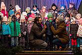 Passing on the Light of Bethlehem, Joint Singing by the Christmas Tree, 3rd Advent Sunday 17.12.2017, photo by: Lubor Mrázek