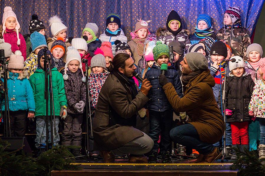 Adventní pohádka v Městském divadle, rozdávání betlémského světla, společné zpívání u vánočního stromu (náměstí Svornosti), 3. adventní neděle 17.12.2017