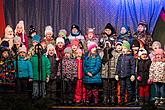 Passing on the Light of Bethlehem, Joint Singing by the Christmas Tree, 3rd Advent Sunday 17.12.2017, photo by: Lubor Mrázek