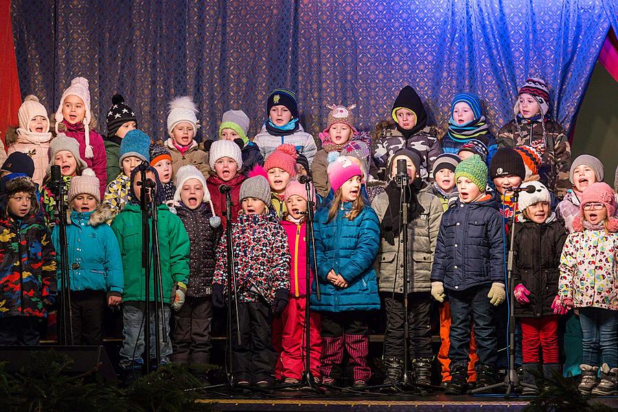 Adventní pohádka v Městském divadle, rozdávání betlémského světla, společné zpívání u vánočního stromu (náměstí Svornosti), 3. adventní neděle 17.12.2017