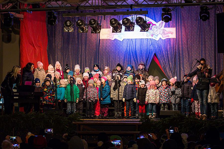 Adventní pohádka v Městském divadle, rozdávání betlémského světla, společné zpívání u vánočního stromu (náměstí Svornosti), 3. adventní neděle 17.12.2017