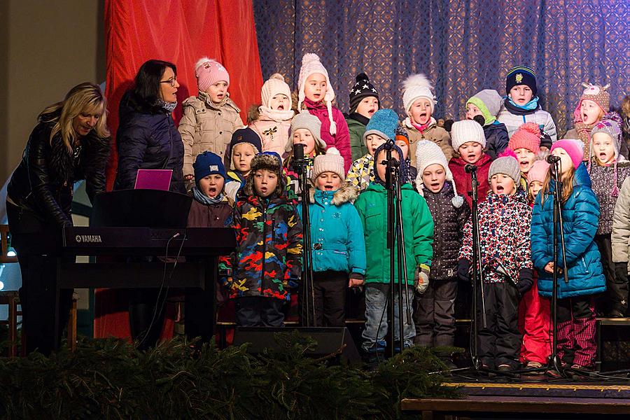 Adventní pohádka v Městském divadle, rozdávání betlémského světla, společné zpívání u vánočního stromu (náměstí Svornosti), 3. adventní neděle 17.12.2017