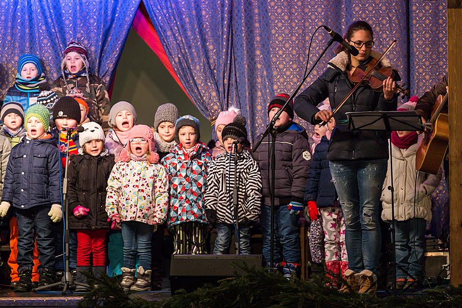 Adventní pohádka v Městském divadle, rozdávání betlémského světla, společné zpívání u vánočního stromu (náměstí Svornosti), 3. adventní neděle 17.12.2017