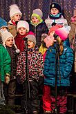 Passing on the Light of Bethlehem, Joint Singing by the Christmas Tree, 3rd Advent Sunday 17.12.2017, photo by: Lubor Mrázek