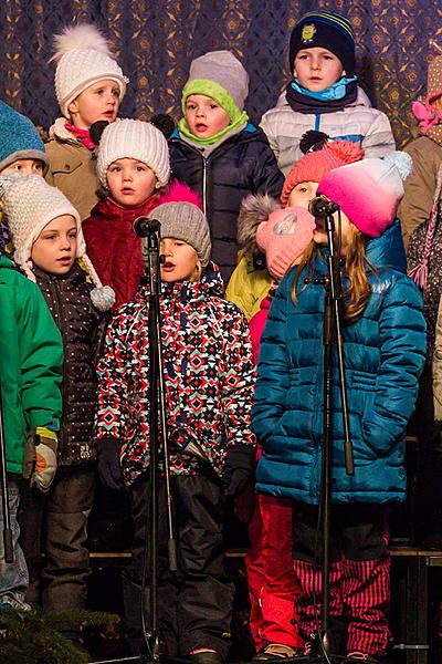 Adventní pohádka v Městském divadle, rozdávání betlémského světla, společné zpívání u vánočního stromu (náměstí Svornosti), 3. adventní neděle 17.12.2017