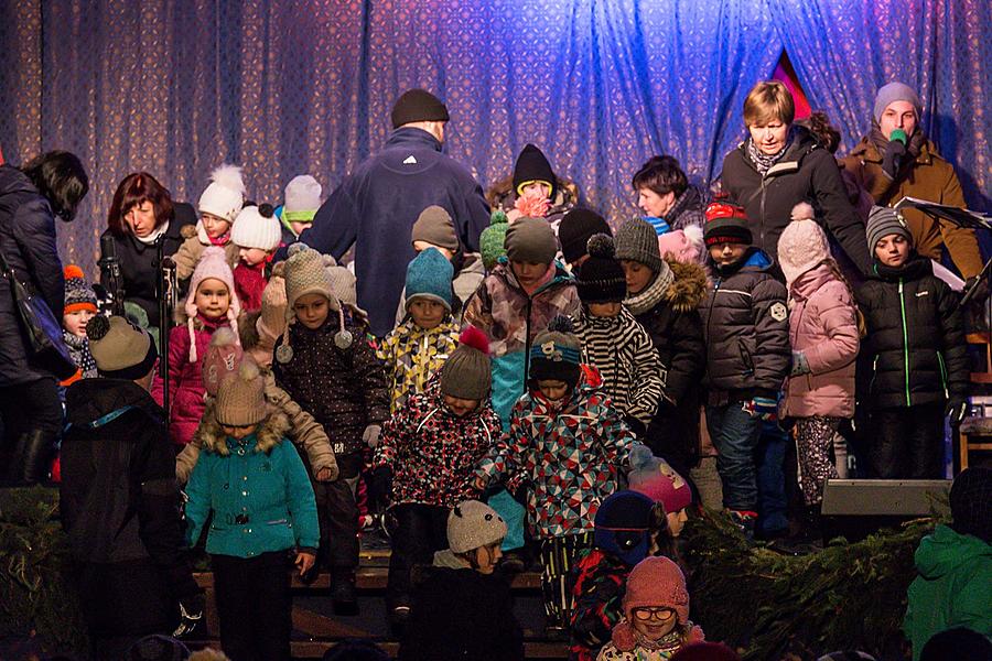 Verteilung des Lichts aus Bethlehem, Gemeinsames Singen am Weihnachtsbaum, 3. Adventssonntag 17.12.2017