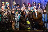 Passing on the Light of Bethlehem, Joint Singing by the Christmas Tree, 3rd Advent Sunday 17.12.2017, photo by: Lubor Mrázek