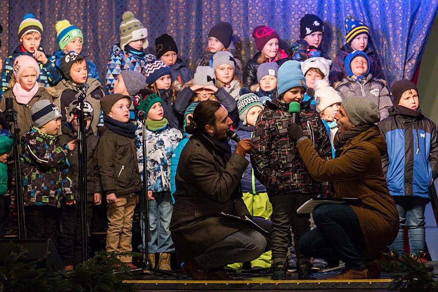 Adventní pohádka v Městském divadle, rozdávání betlémského světla, společné zpívání u vánočního stromu (náměstí Svornosti), 3. adventní neděle 17.12.2017