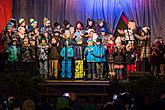 Passing on the Light of Bethlehem, Joint Singing by the Christmas Tree, 3rd Advent Sunday 17.12.2017, photo by: Lubor Mrázek