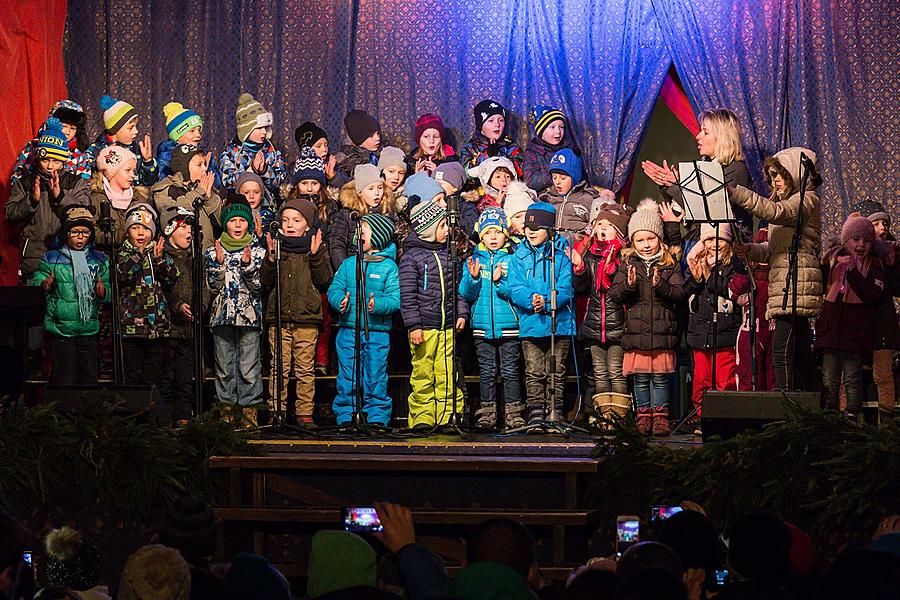 Adventní pohádka v Městském divadle, rozdávání betlémského světla, společné zpívání u vánočního stromu (náměstí Svornosti), 3. adventní neděle 17.12.2017