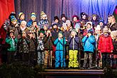 Passing on the Light of Bethlehem, Joint Singing by the Christmas Tree, 3rd Advent Sunday 17.12.2017, photo by: Lubor Mrázek