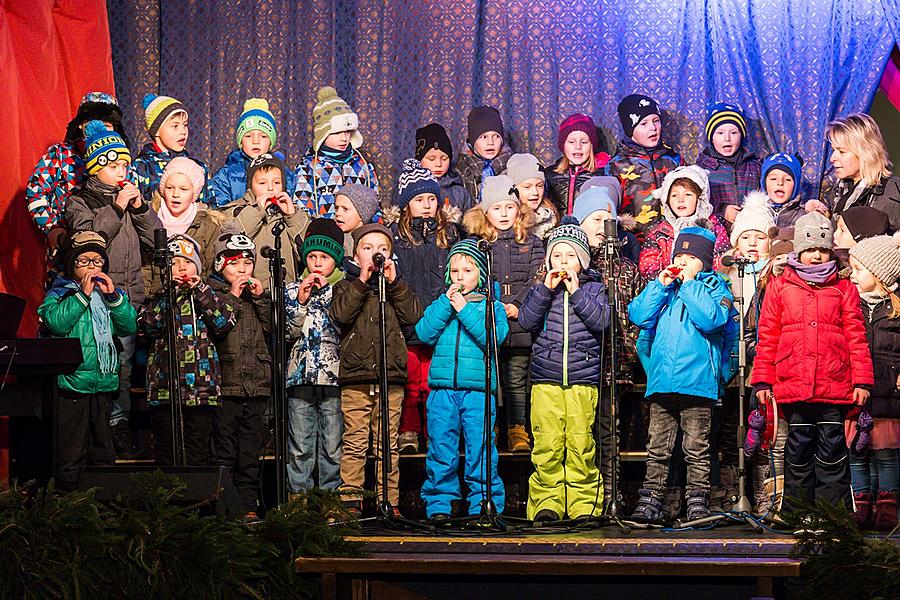 Adventní pohádka v Městském divadle, rozdávání betlémského světla, společné zpívání u vánočního stromu (náměstí Svornosti), 3. adventní neděle 17.12.2017