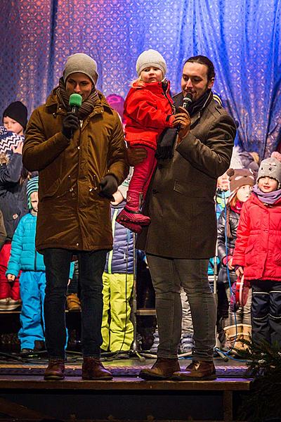 Adventní pohádka v Městském divadle, rozdávání betlémského světla, společné zpívání u vánočního stromu (náměstí Svornosti), 3. adventní neděle 17.12.2017